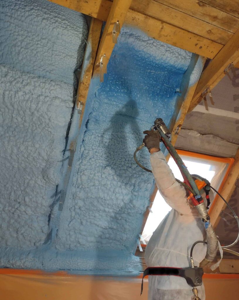 Natrysk pianą - ocieplenie dachu