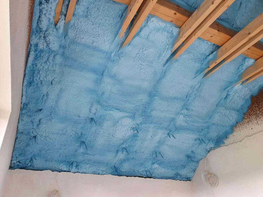 Ocieplenie i izolacja sufitu mieszkalnego TermoPianą - Oświęcim