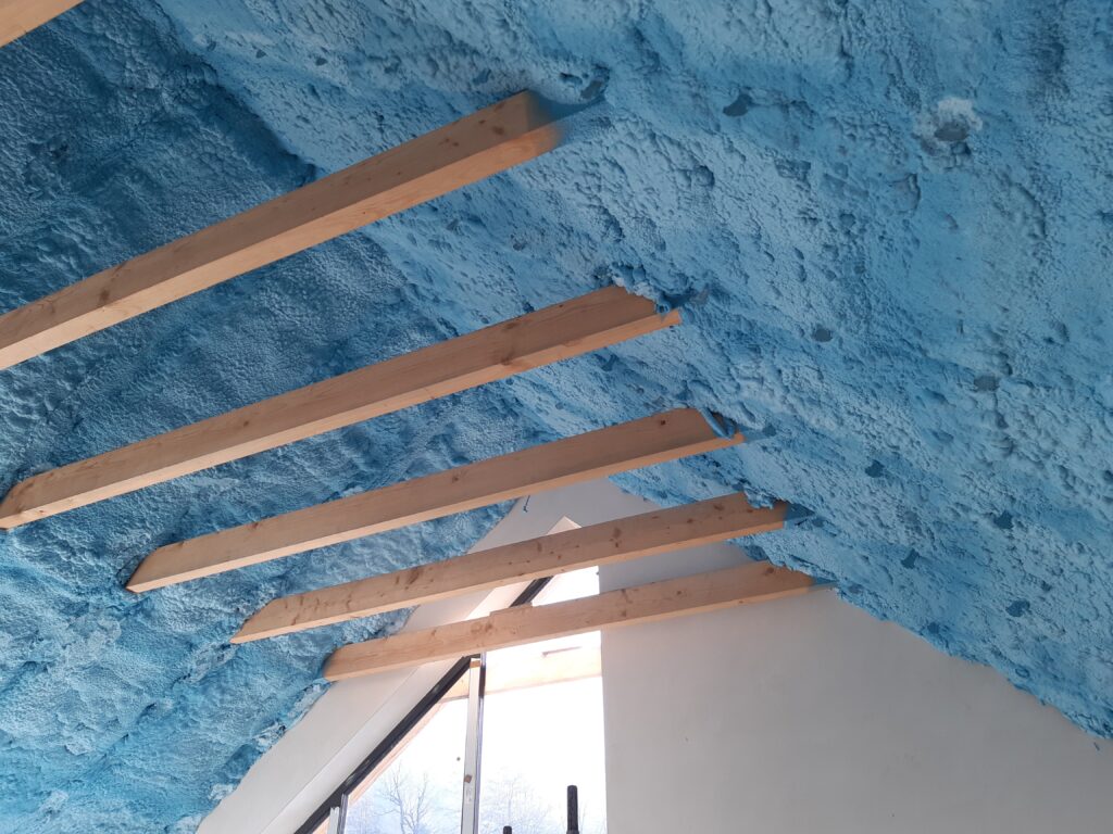 Ocieplenia poddasza metodą natryskową